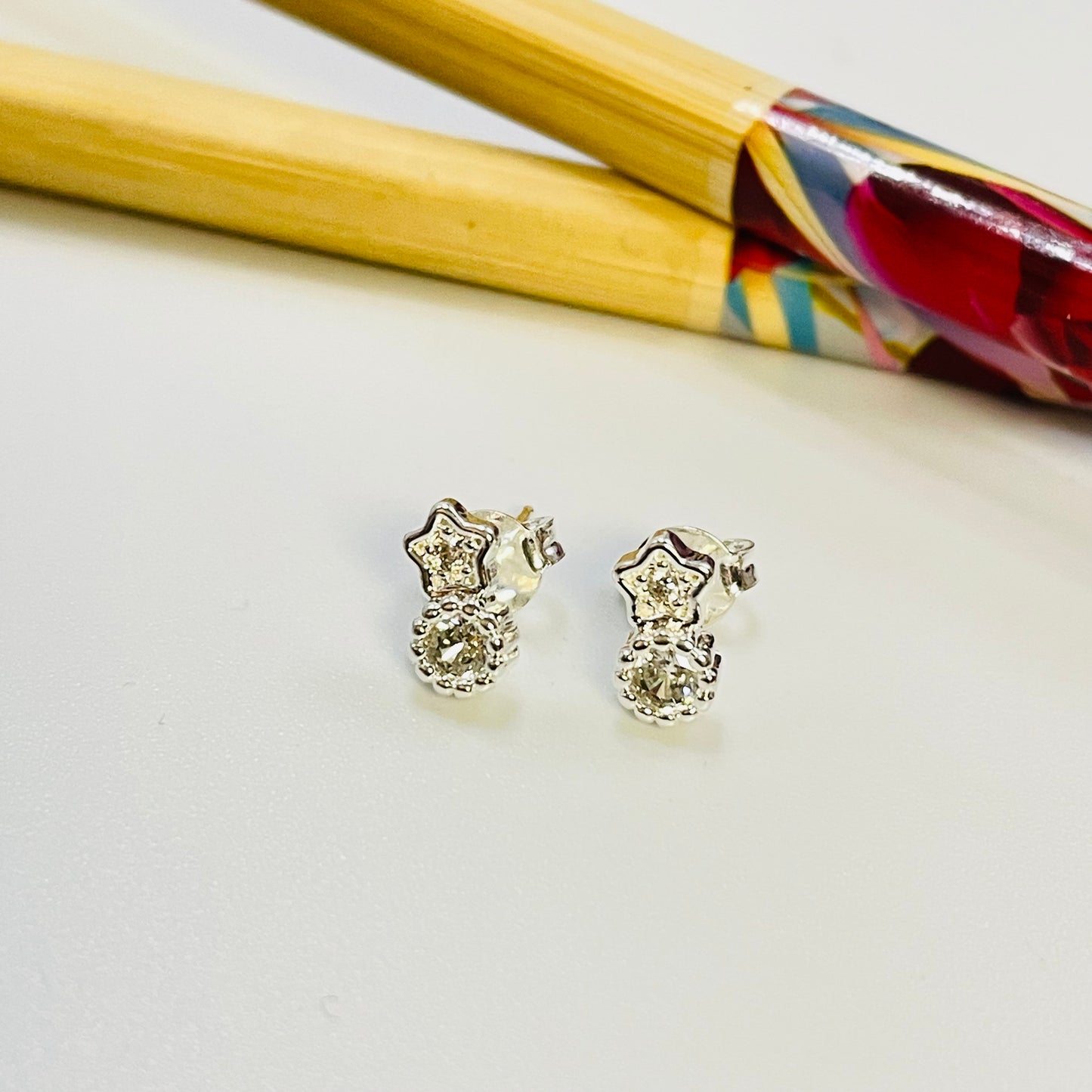 XP367 Aro mini estrella con circón 4 mm y Punto de Luz borde rutilado diá. 4.5 mm Tamaño Total 8.5 x 4.5 mm Aro Baño Plata
