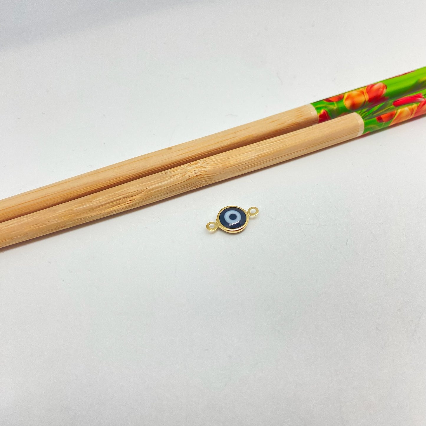 FO1049 Conector Ojo Griego Negro 8 mm mas argollitas Figura Baño Oro