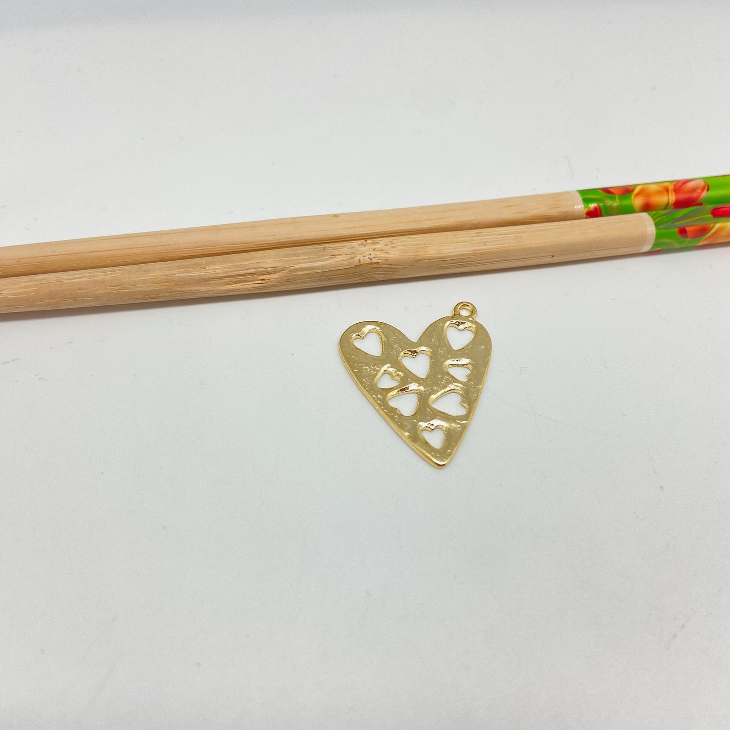 FO1054 Colgante Corazón y corazones calados Lijado ladeado 30 x 22 mas argollita Figura Baño Oro