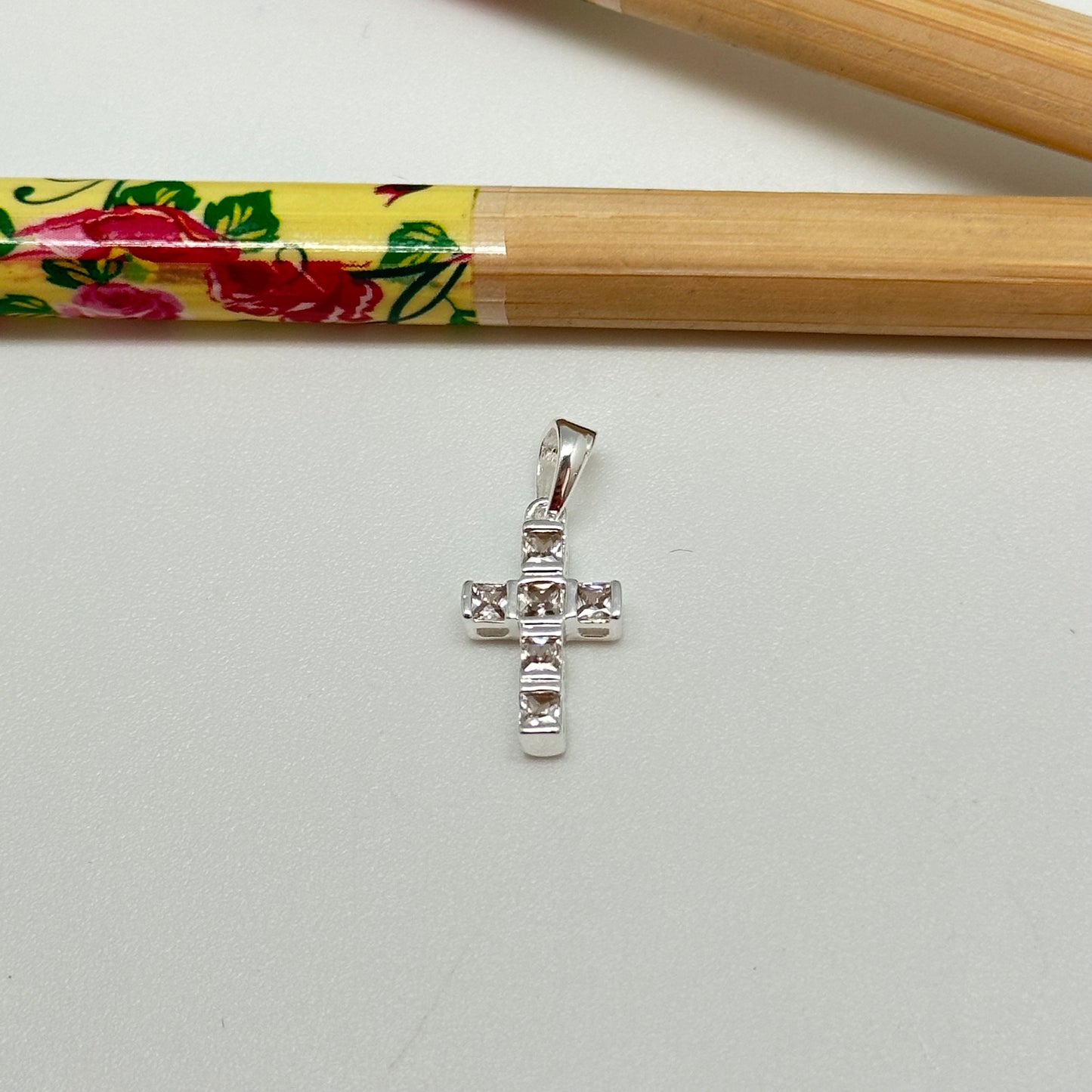 FP1035 Colgante cruz circones princesa 12 x 8 mm mas valier espesor 3 mm Figura Baño Plata