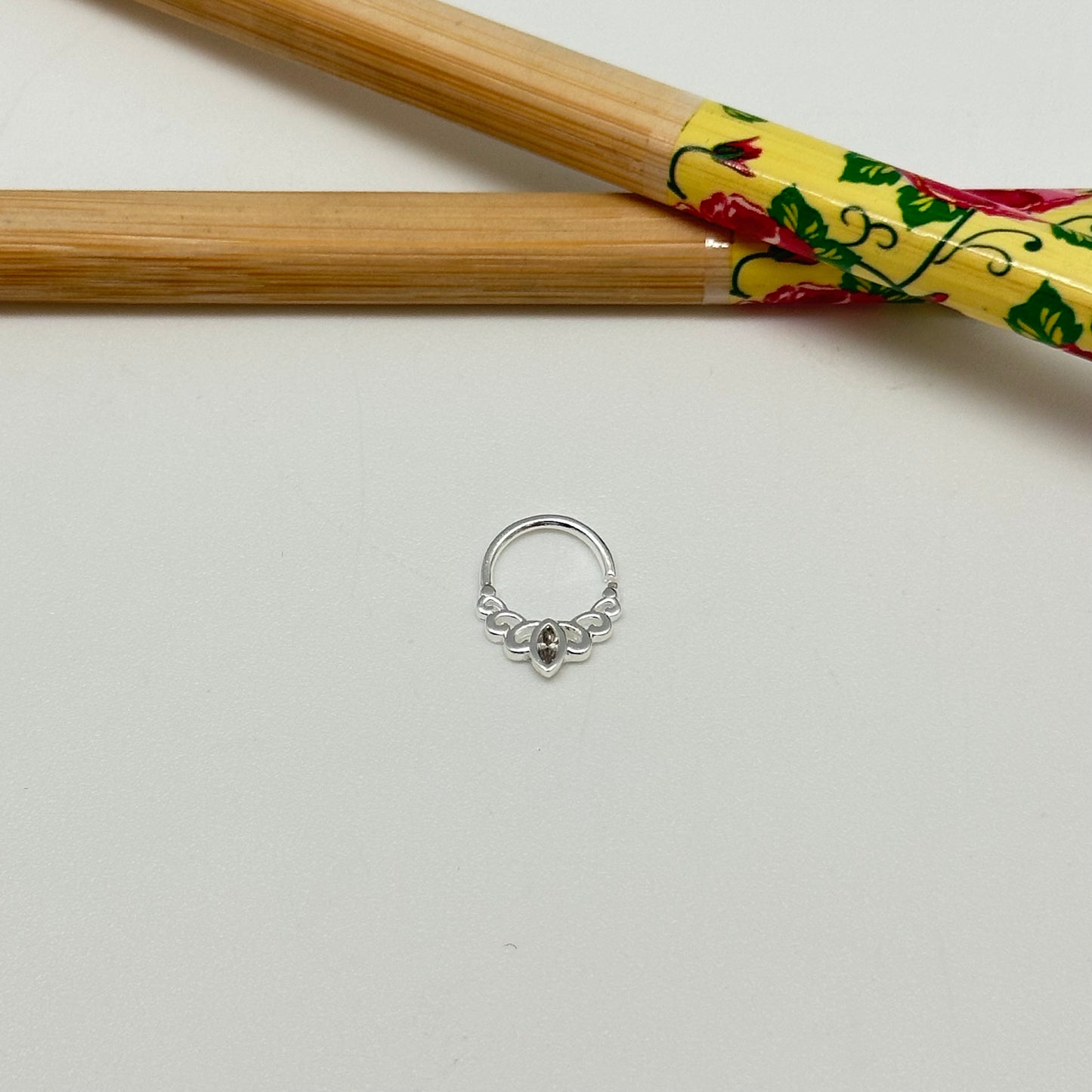 XP332 Cuff Flor de Loto 1 Cristal en hoja central 12 x 10 mm Aro Baño Plata