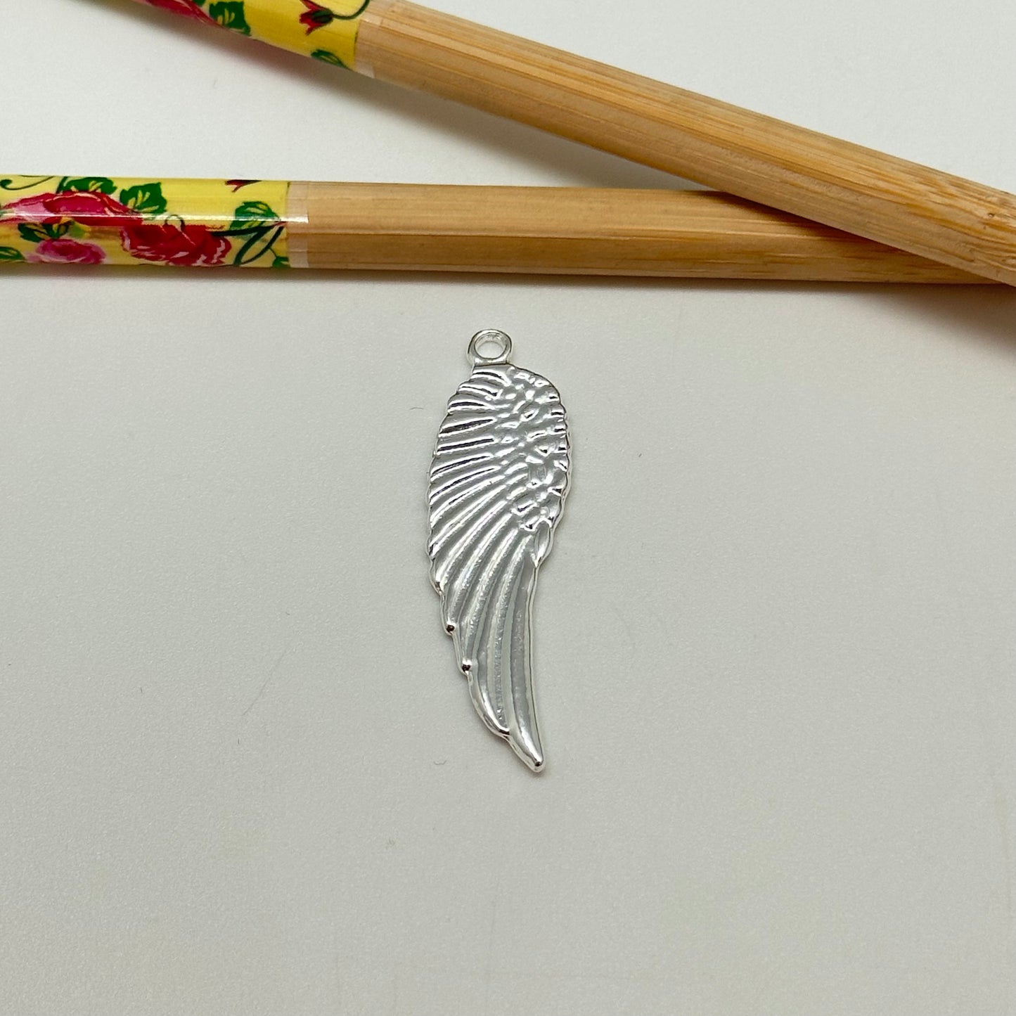 FP1043 Colgante Ala de Angel 39 x 13 mm mas argollita Figura Baño Plata