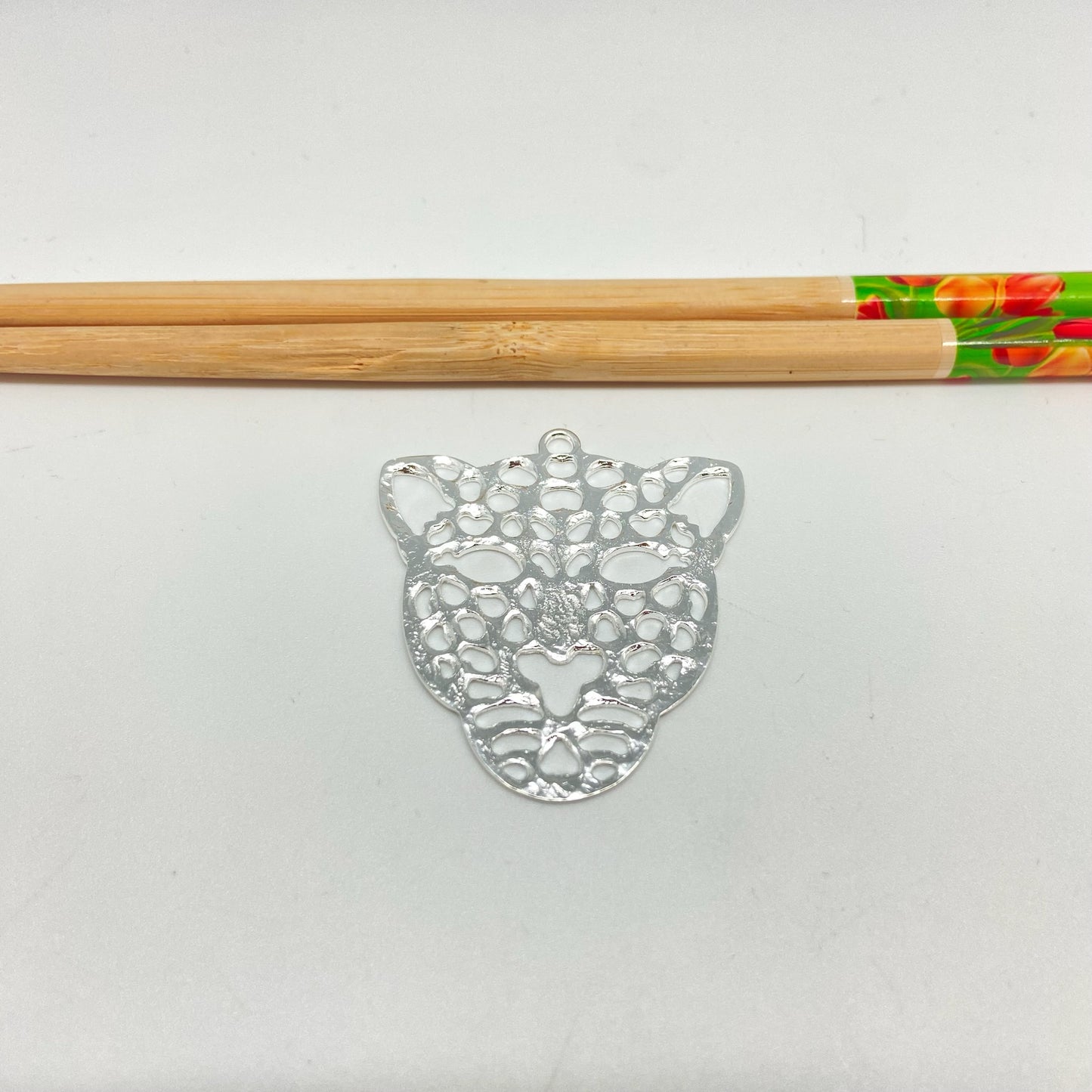 FP1052 Colgante Jaguar Calado XL 42 x 45 mm Figura Baño Plata