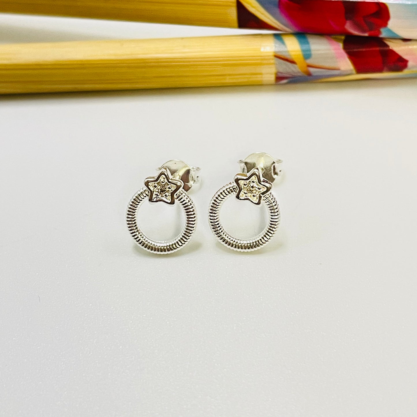 XP366 Aro Estrella con 1 circón 5 mm y argolla texturada Diá. 9.2 mm Tamaño Total 12.2 x 9 .2 mm Aro Baño Plata
