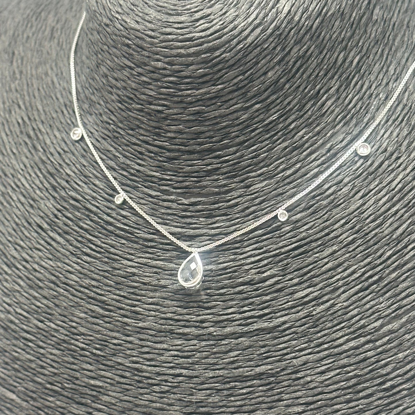 CP145 Collar con Gota Cristal 9x6 mm 2 Mini Circones 2 mm y 2 circones de 3 mm en cadena veneciana 38 cm más extensor de 10 cm terminacion en mini circon Collar Terminado Baño Plata