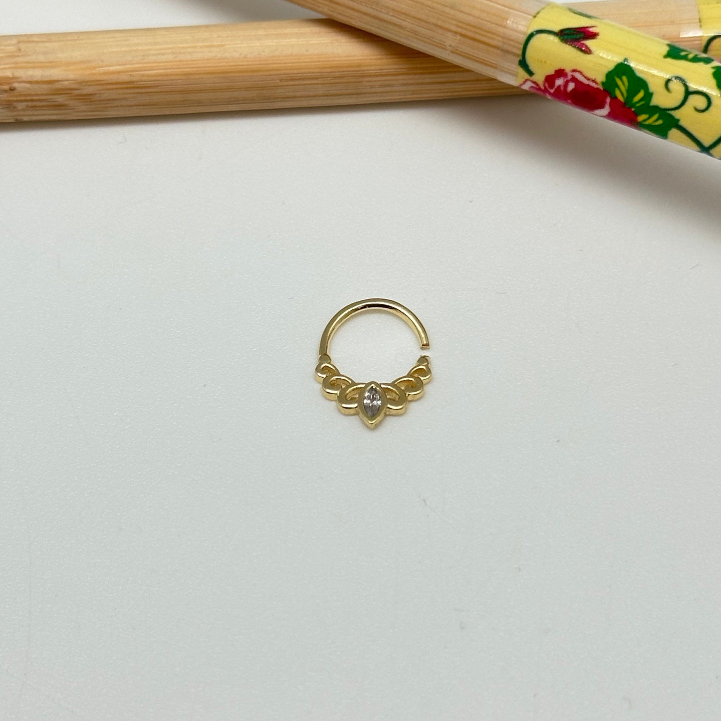 XO332 Cuff Flor de Loto 1 Cristal en hoja central 12 x 10 mm Aro Baño Oro