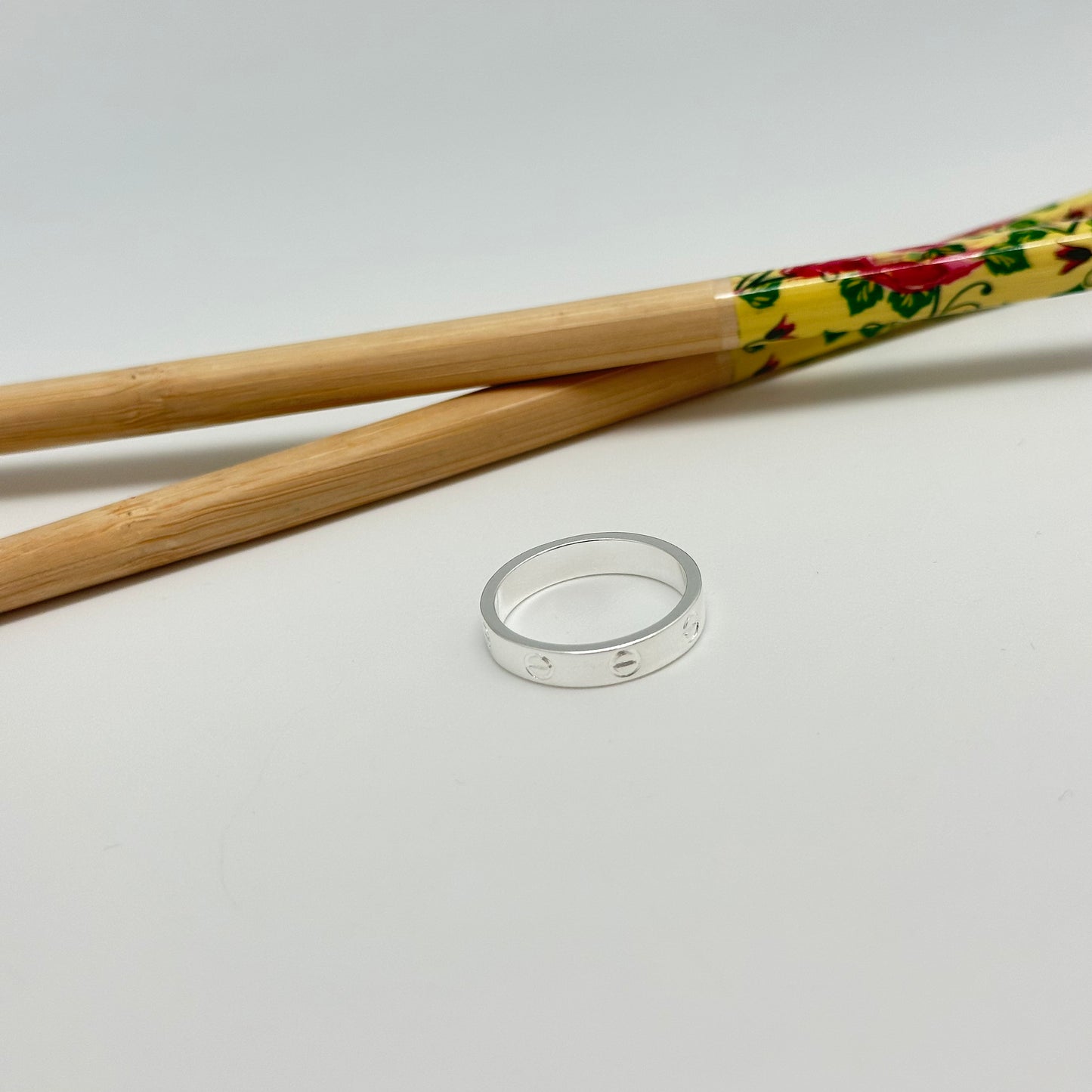 WP63 Anillo Tipo Cartier Espesor Ancho 4 mm Anillo Baño Plata