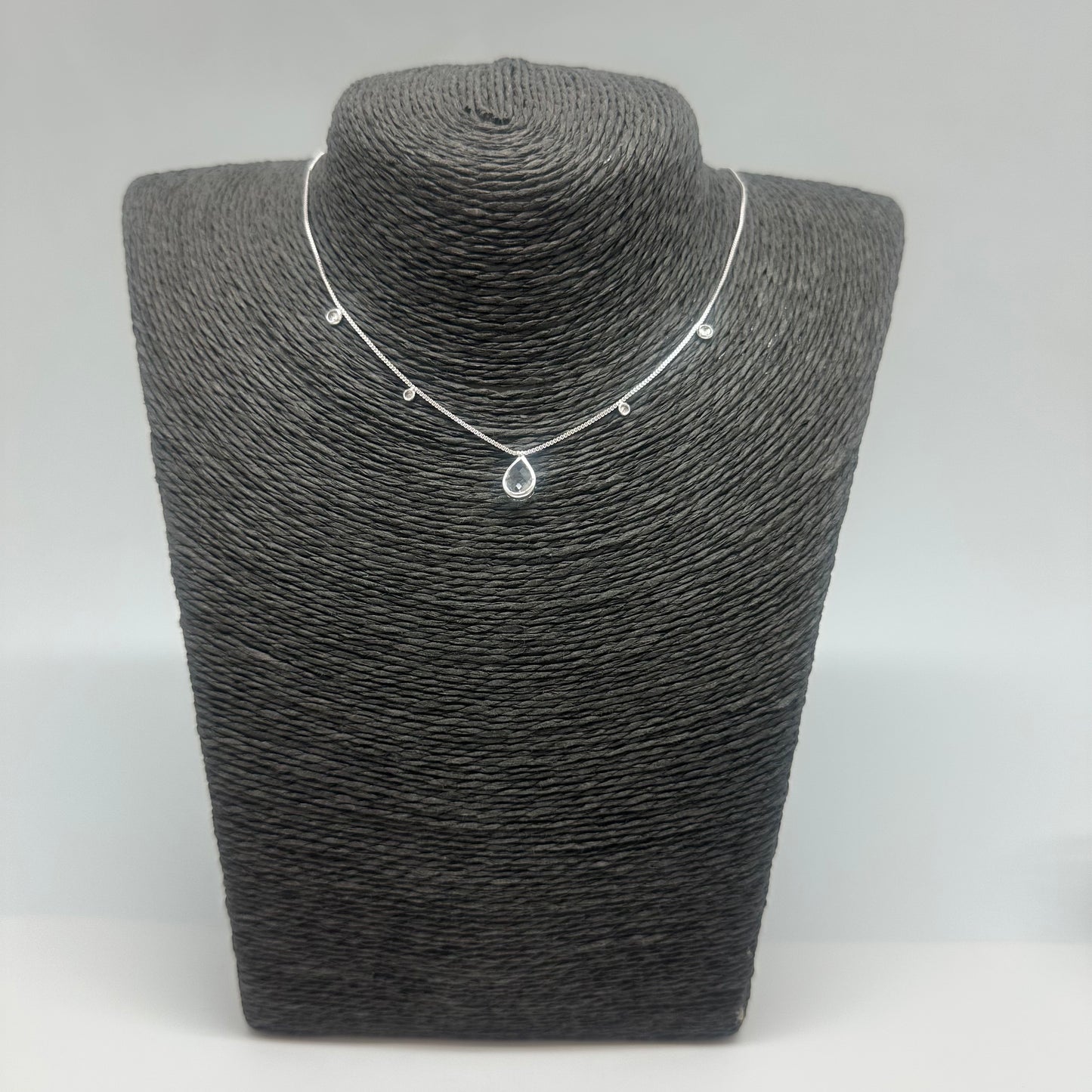 CP145 Collar con Gota Cristal 9x6 mm 2 Mini Circones 2 mm y 2 circones de 3 mm en cadena veneciana 38 cm más extensor de 10 cm terminacion en mini circon Collar Terminado Baño Plata