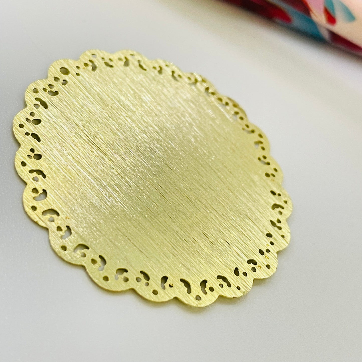 FO1109 Colgante Estampado y Bordes Calados Lijado Perforación Superior diá. 36 mm Espesor 0.8 mm Figura Baño Oro Figuras Bañadas hecho de Bronce Bañado en Oro 18K Joyas Bañadas en Oro