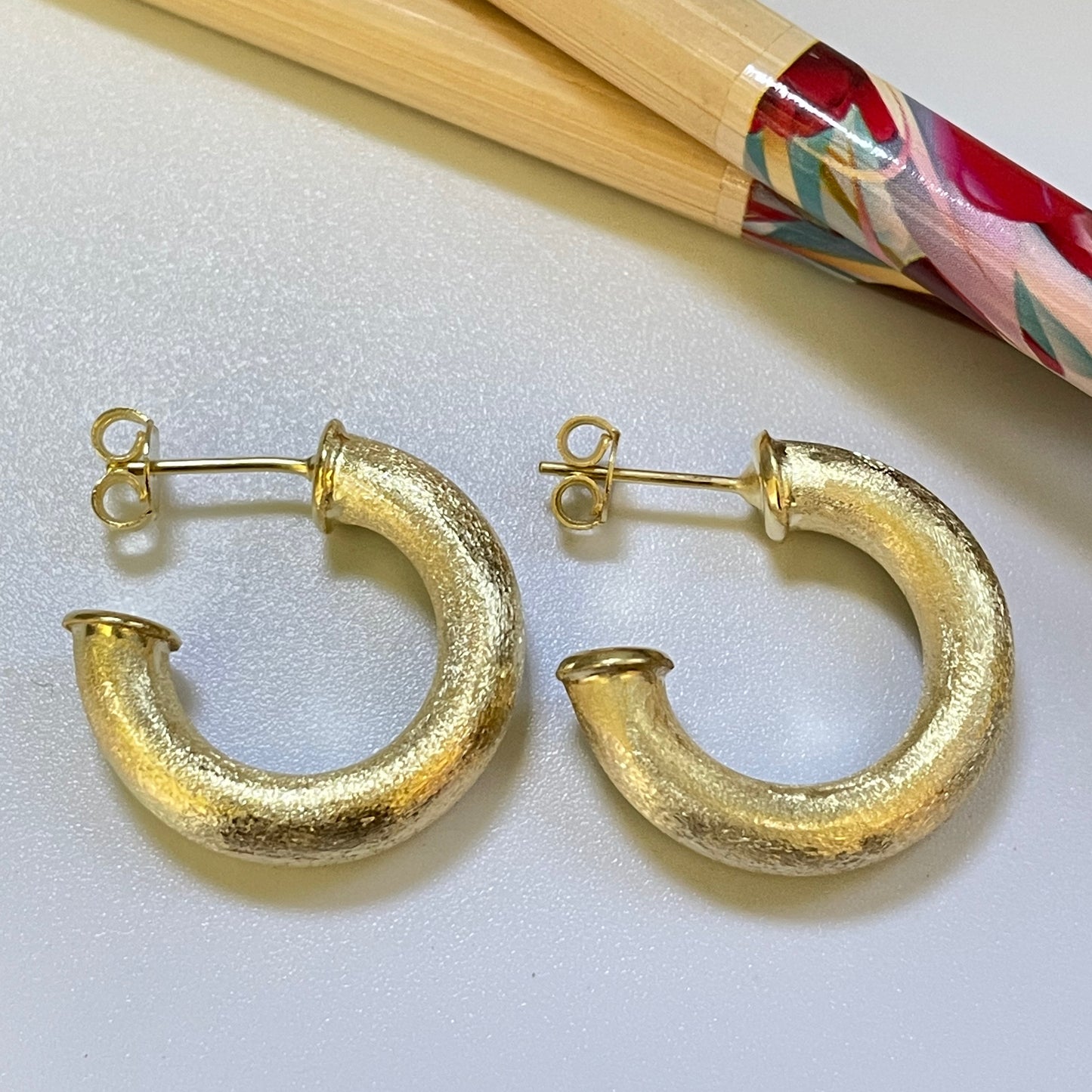 XO267 Argolla Tubo Mate 23x5 mm Aro Baño Oro Aros Bañados en Oro y Plata hecho de Bronce Bañado en Oro 18K