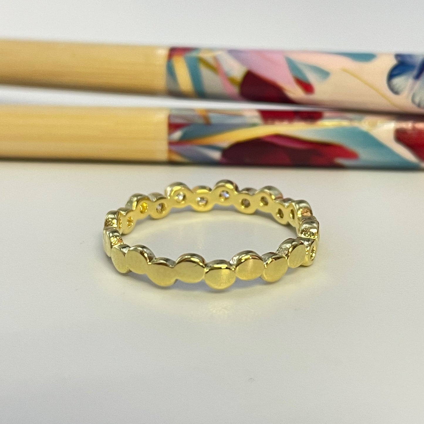 WO53 Anillo Circones de 2.5 mm en zigzag y circulos de 2 mm Anillo Baño Oro Anillos Bañados hecho de Bronce Bañado en Oro 18K Joyas Bañadas en Oro