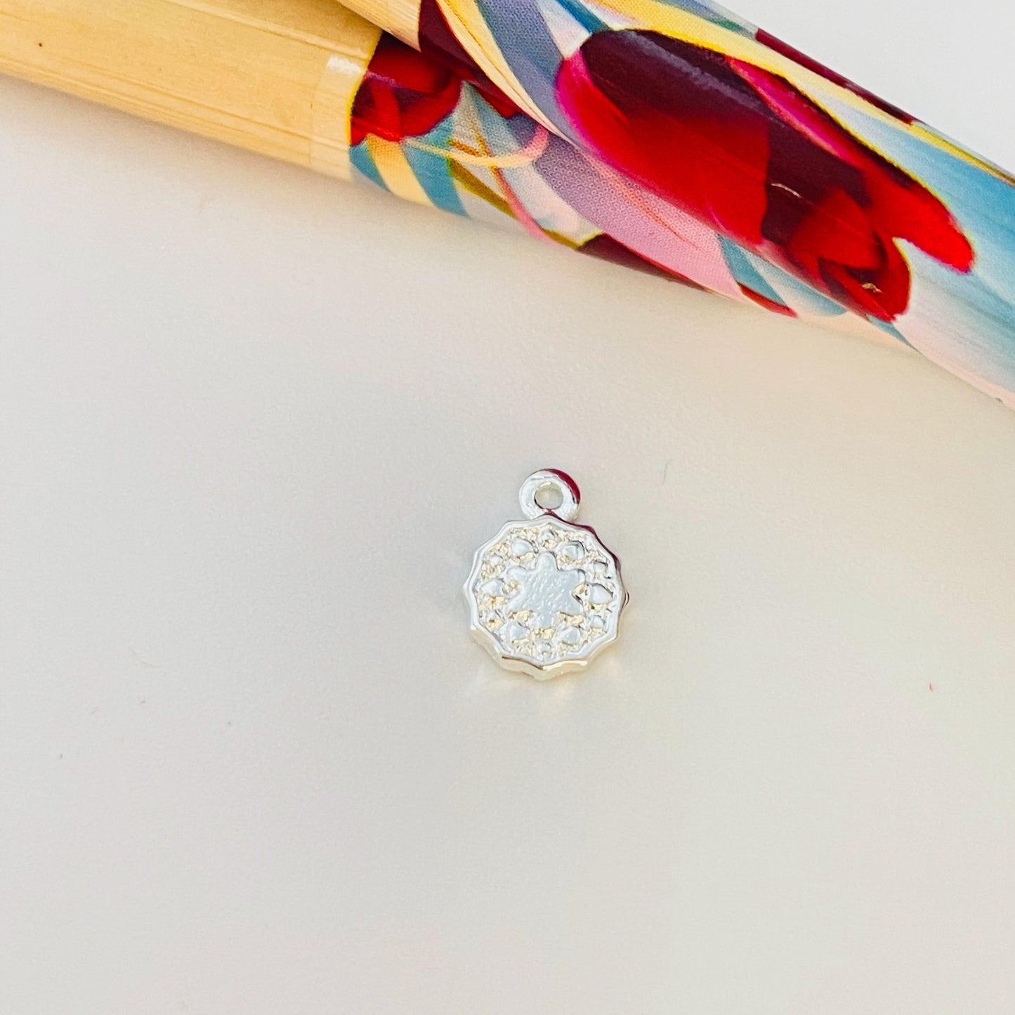 FP1018 Colgante mini mandala borde irregular estrella estampada dia. 6 mm más argollita Figura Baño Plata Figuras Bañadas hecho de Bronce Bañado en Plata 50 ml Joyas Bañadas en Plata