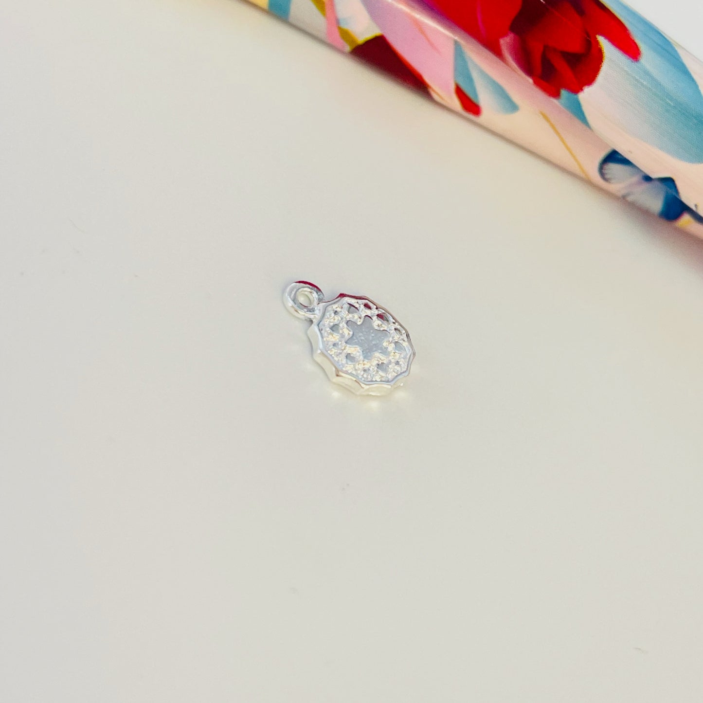 FP1018 Colgante mini mandala borde irregular estrella estampada dia. 6 mm más argollita Figura Baño Plata Figuras Bañadas hecho de Bronce Bañado en Plata 50 ml Joyas Bañadas en Plata