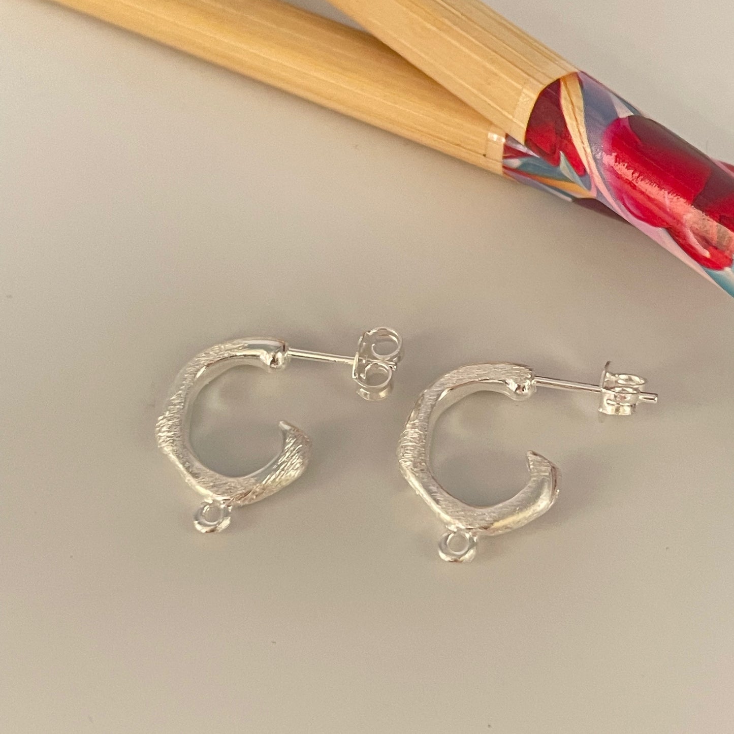 BP89 Base Aro Argolla lijada15x13 mm espesor 2.8 mm mas argollita para colgante tipo orgánica Base de Aro Baño Plata Base de Aro hecho de Bronce Bañado en Plata 50 ml Joyas Bañadas en Plata