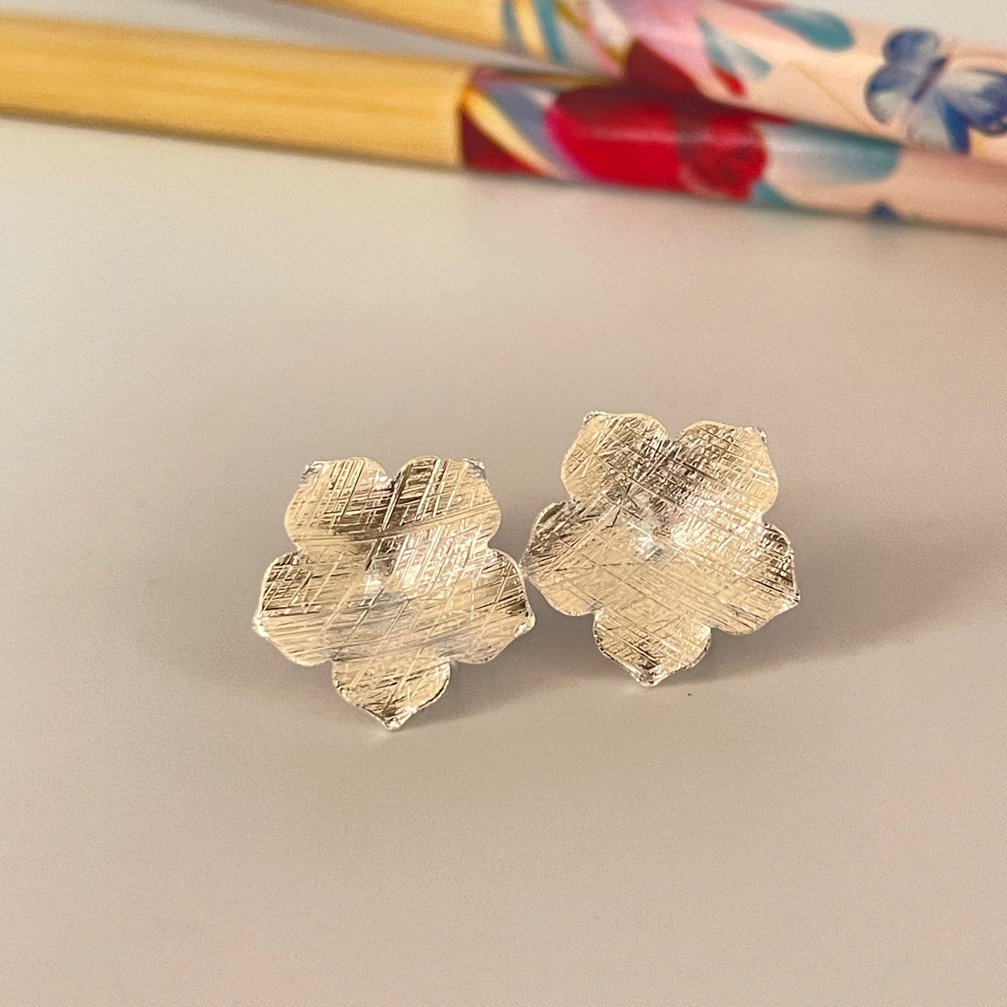 BP90 Base Aro Flor Lijada 14 mm con argolla posterior Base de Aro Baño Plata Base de Aro hecho de Bronce Bañado en Plata 50 ml Joyas Bañadas en Plata