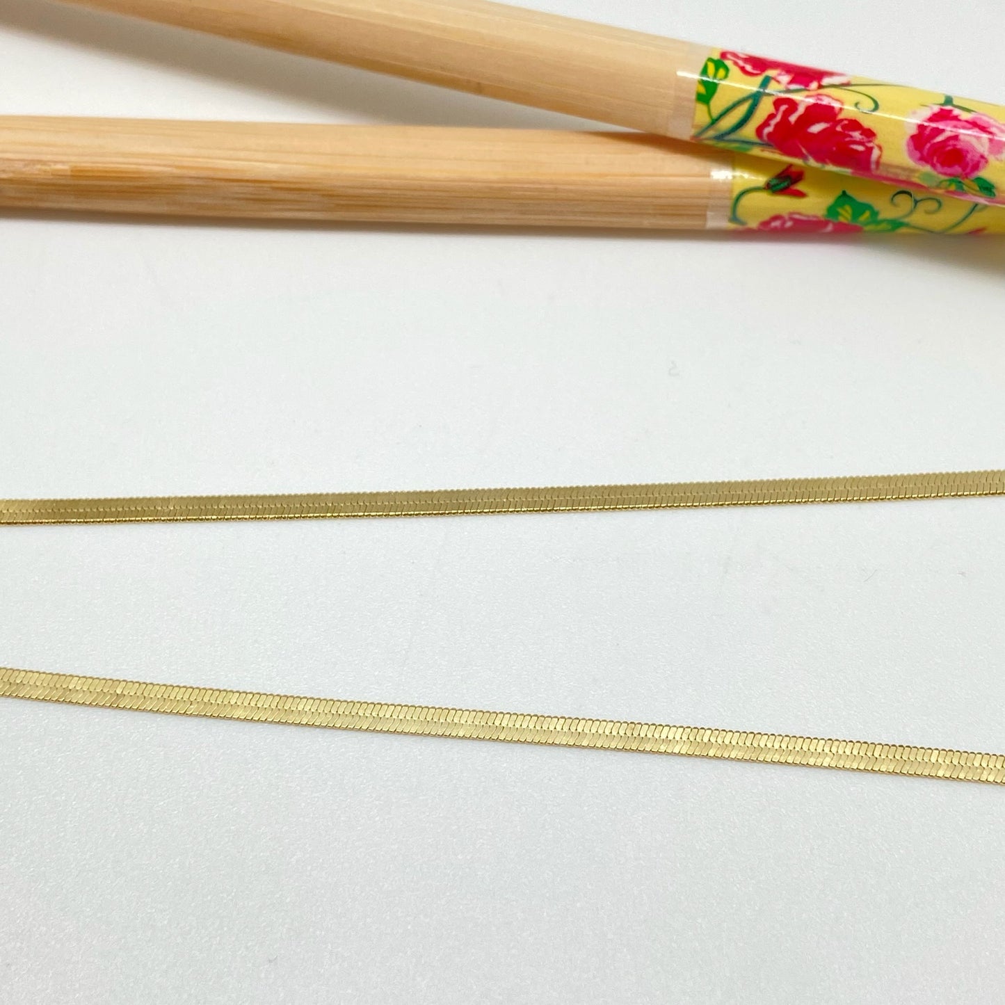 CO134 Cadena Cinta fina Largo 30 cm más extensor de 10 cm Ancho 2 mm Cadena Baño Oro Cadenas Bañadas hecho de Bronce Bañado en Oro 18K Joyas Bañadas en Oro