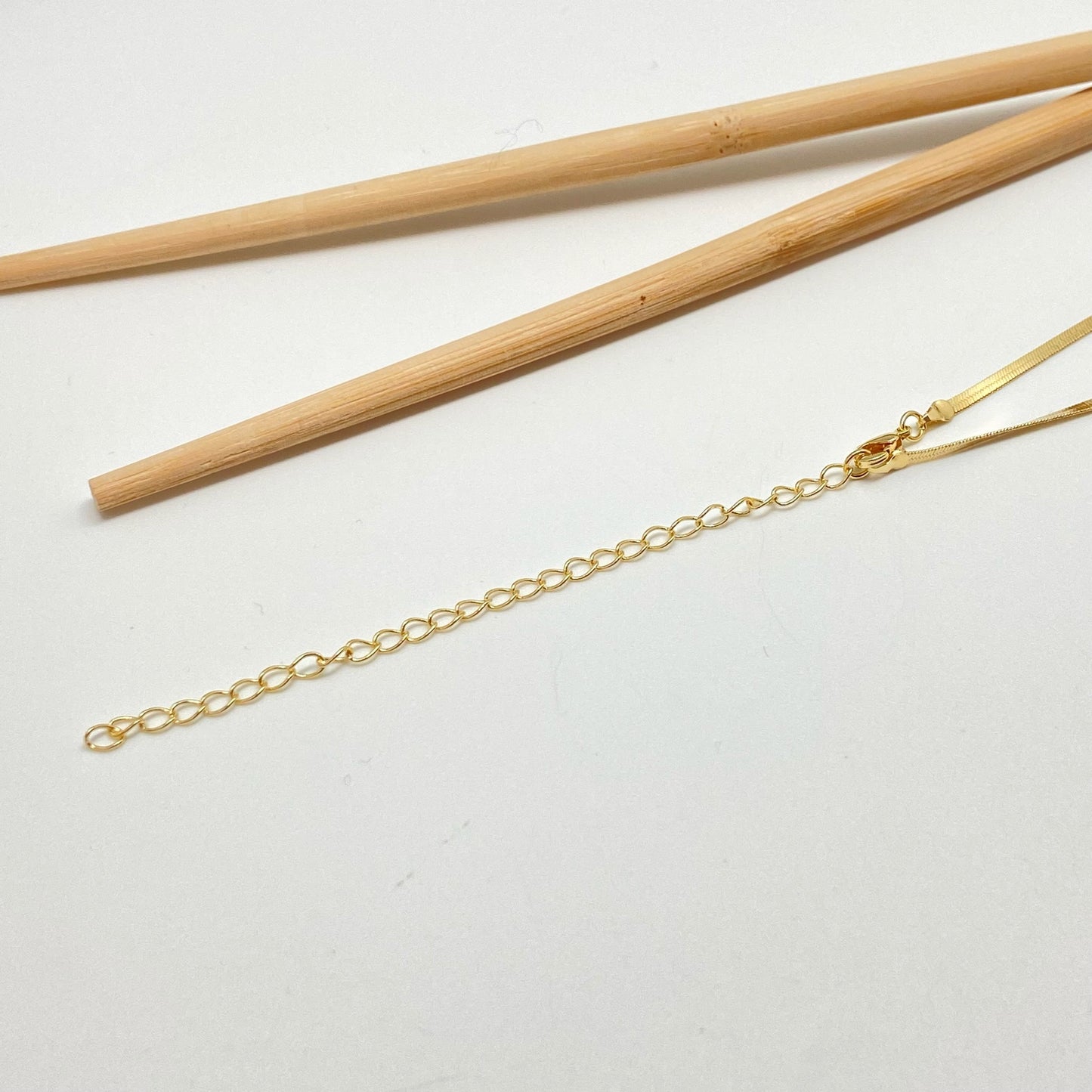 CO134 Cadena Cinta fina Largo 30 cm más extensor de 10 cm Ancho 2 mm Cadena Baño Oro Cadenas Bañadas hecho de Bronce Bañado en Oro 18K Joyas Bañadas en Oro