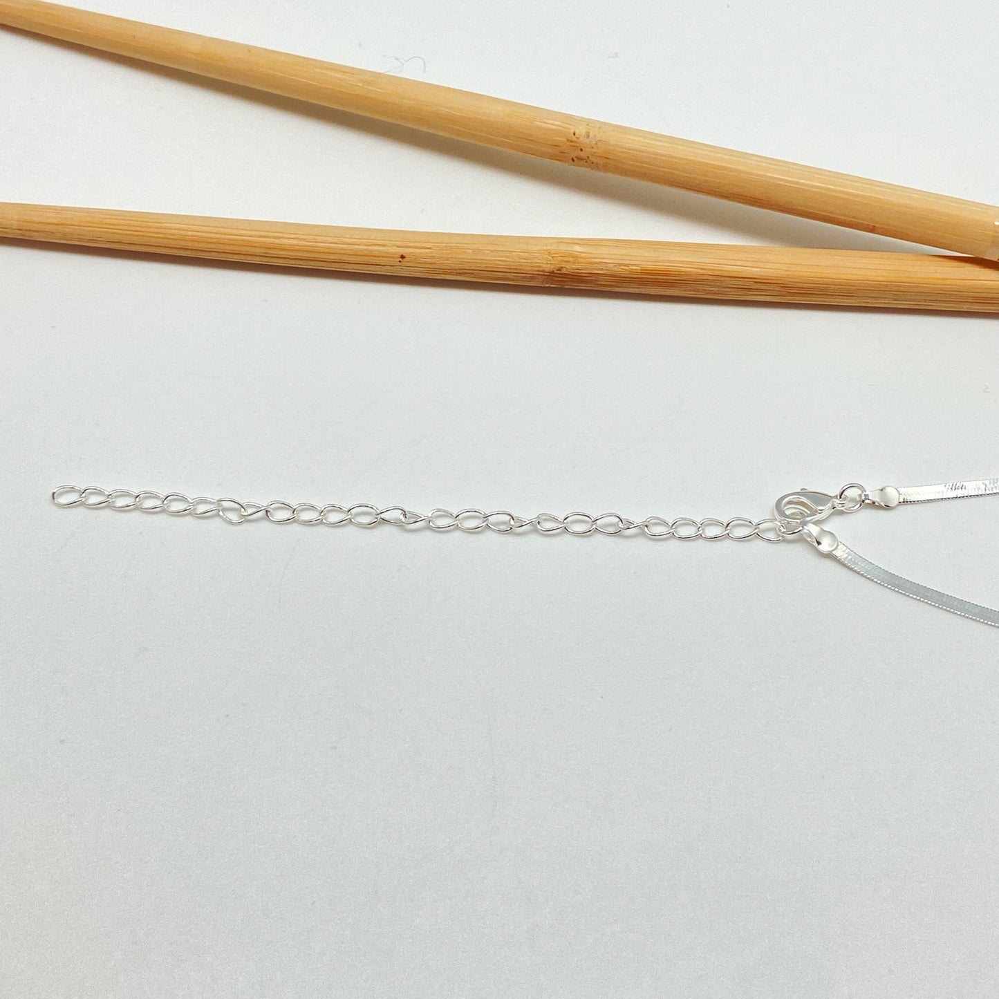 CP134 Cadena Cinta fina Largo 30 cm más extensor de 10 cm Ancho 2 mm Cadena Baño Plata Cadenas Bañadas hecho de Bronce Bañado en Plata 50 ml Joyas Bañadas en Plata