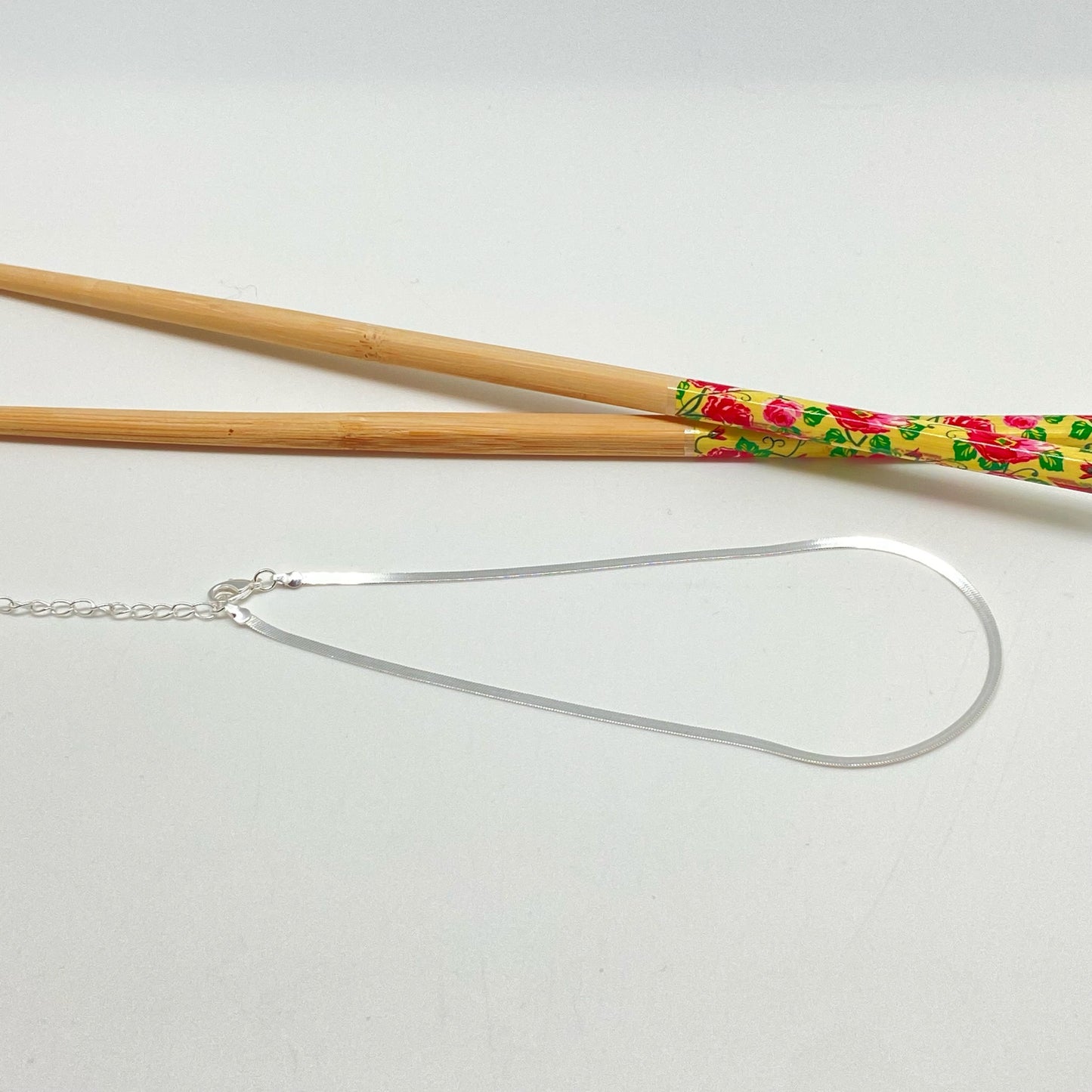 CP134 Cadena Cinta fina Largo 30 cm más extensor de 10 cm Ancho 2 mm Cadena Baño Plata Cadenas Bañadas hecho de Bronce Bañado en Plata 50 ml Joyas Bañadas en Plata