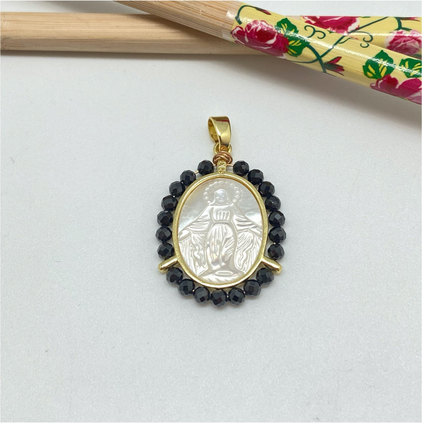 FO1000 Colgante Ovalado Virgen de los Rayos o Milagrosa tallada en nácar Borde piedras Espinela Negra 3 mm 29 x 24 mm más valier Figura Baño Oro Figuras Bañadas hecho de Bronce Bañado en Oro 18K Joyas Bañadas en Oro