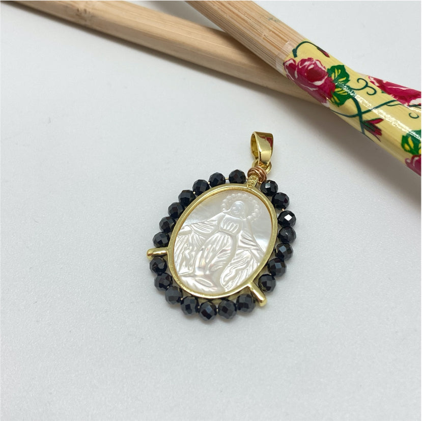 FO1000 Colgante Ovalado Virgen de los Rayos o Milagrosa tallada en nácar Borde piedras Espinela Negra 3 mm 29 x 24 mm más valier Figura Baño Oro Figuras Bañadas hecho de Bronce Bañado en Oro 18K Joyas Bañadas en Oro