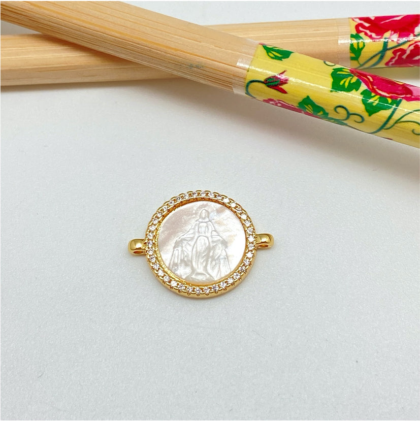 FO1001 Conector Virgen de Los Rayos o Medalla Milagrosa Tallada en Nácar Borde con micro circones diá. 15 mm más argollitas Figura Baño Oro Figuras Bañadas hecho de Bronce Bañado en Oro 18K Joyas Bañadas en Oro