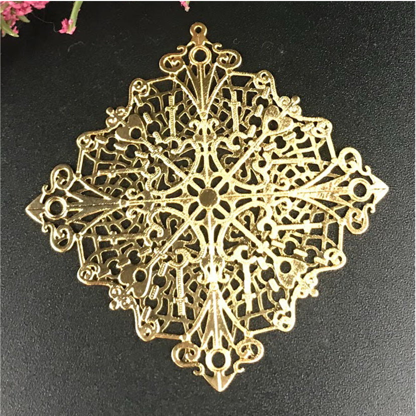 FO140 Figura Calada Cuadrada Diseño Barroco 47x47 mm Figura Baño Oro Figuras Bañadas en Oro y Plata hecho de Bronce Bañado en Oro 18K