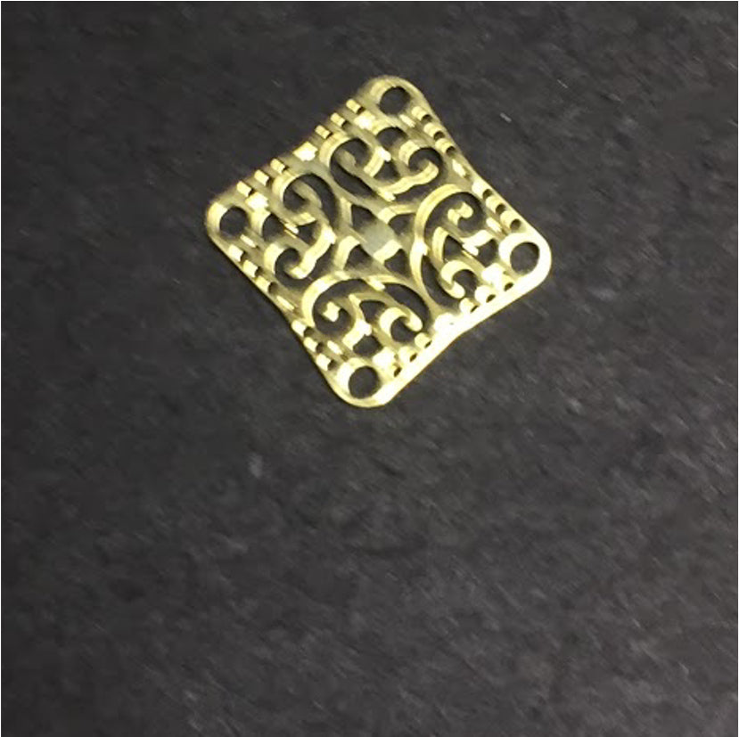 FO160 Figura Calada Rombo Diseño Francia 21 mm Figura Baño Oro Figuras Bañadas en Oro y Plata hecho de Bronce Bañado en Oro 18K