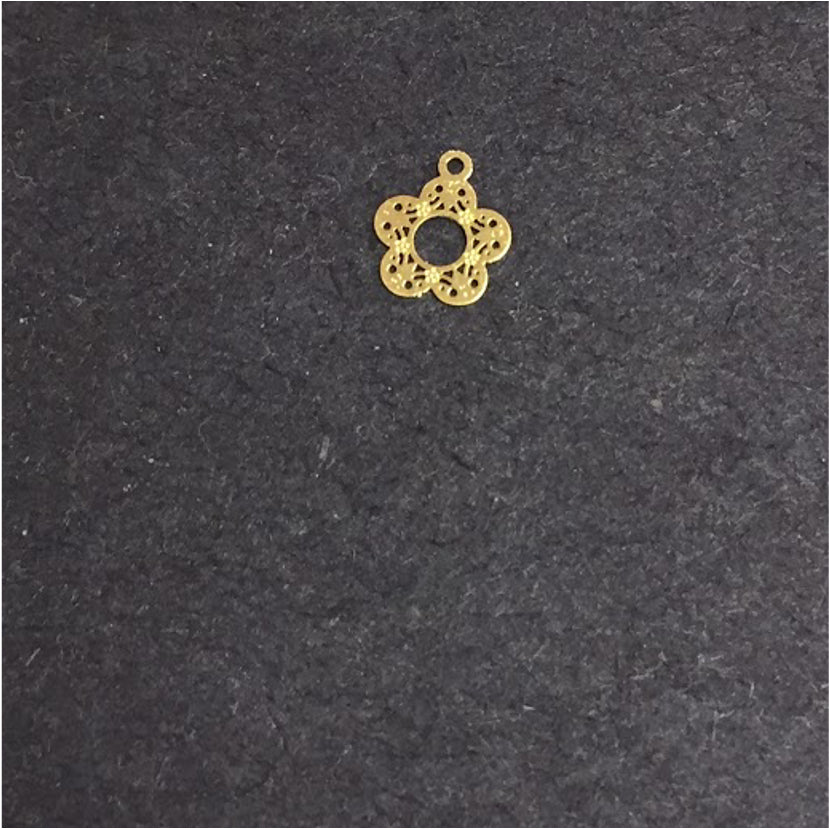 FO164 Mini Colgante Figura Calada Flor 10 mm Figura Baño Oro Figuras Bañadas en Oro y Plata hecho de Bronce Bañado en Oro 18K