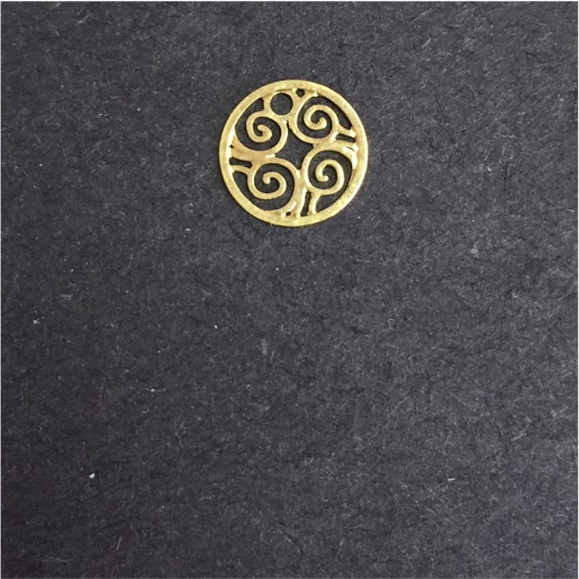 FO169 Mini Figura Calada Diseño Espiral 13 mm Figura Baño Oro Figuras Bañadas en Oro y Plata hecho de Bronce Bañado en Oro 18K