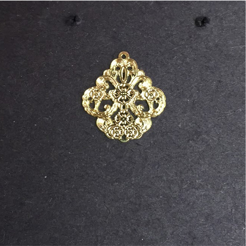 FO171 Figura Calada Tipo Flor de Liz 25x22 mm Figura Baño Oro Figuras Bañadas en Oro y Plata hecho de Bronce Bañado en Oro 18K