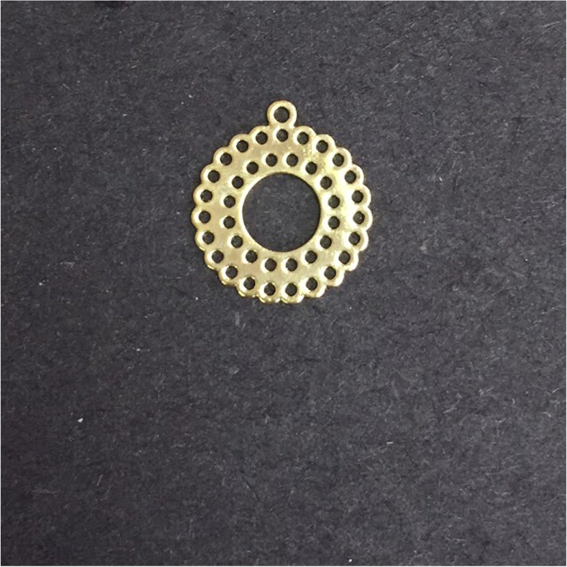 FO174 Figura Calada Con Argollita 20 mm Figura Baño Oro Figuras Bañadas en Oro y Plata hecho de Bronce Bañado en Oro 18K