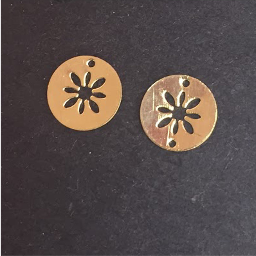 FO191 Figura Calada Conector Diseño Flor Central Figura Baño Oro Figuras Bañadas en Oro y Plata hecho de Bronce Bañado en Oro 18K