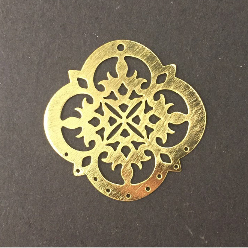 FO242 Figura Calada 36 mm 9 perforaciones inferiores Figura Baño Oro Figuras Bañadas en Oro y Plata hecho de Bronce Bañado en Oro 18K