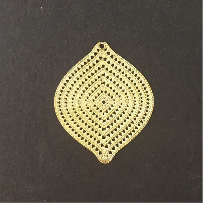 FO245 Figura Calada 36 mm 1 perforación Figura Baño Oro Figuras Bañadas en Oro y Plata hecho de Bronce Bañado en Oro 18K