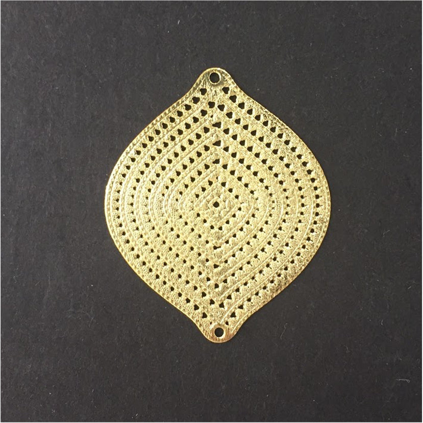 FO246 Figura Calada 36 mm 2 perforaciones Figura Baño Oro Figuras Bañadas en Oro y Plata hecho de Bronce Bañado en Oro 18K