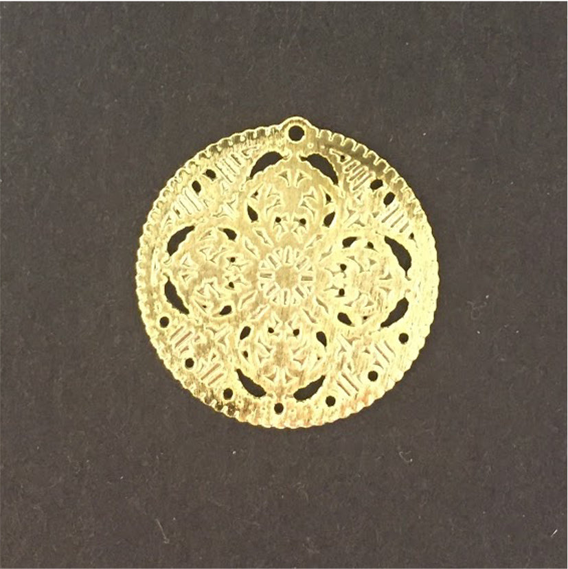 FO254 Figura Calada 21 mm 7 perforaciones inferiores Figura Baño Oro Figuras Bañadas en Oro y Plata hecho de Bronce Bañado en Oro 18K