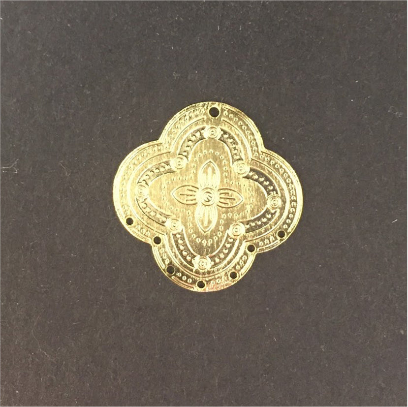 FO256 Figura Estampada en Relieve 22 mm 7 perforaciones inferiores Figura Baño Oro Figuras Bañadas en Oro y Plata hecho de Bronce Bañado en Oro 18K