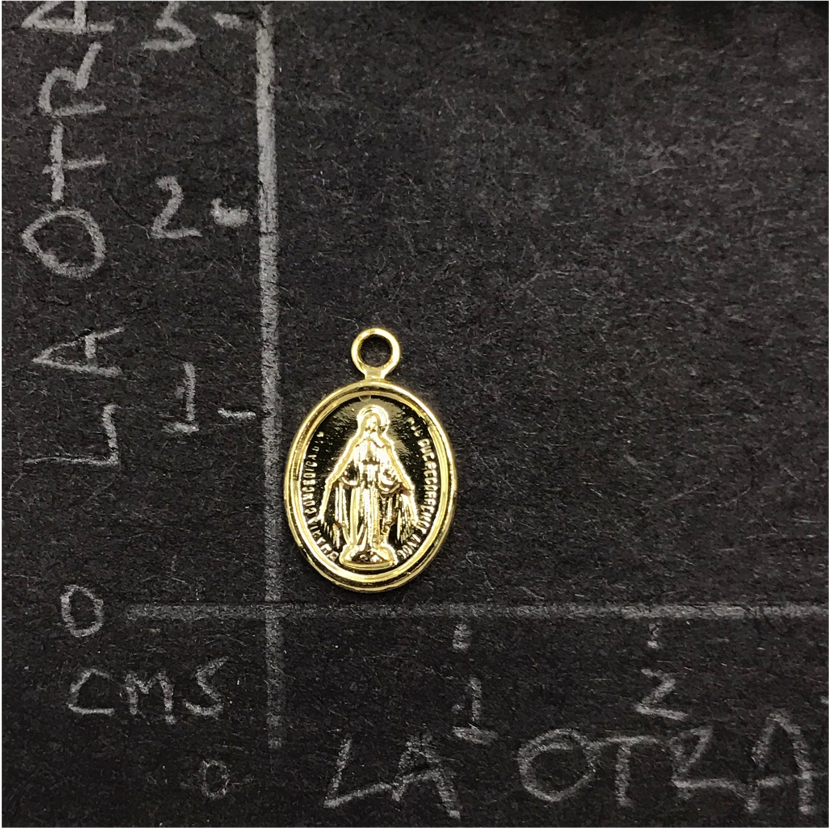 FO296 Virgen Milagros 9 x 16 mm Figura Baño Oro Figuras Bañadas en Oro y Plata hecho de Bronce Bañado en Oro 18K