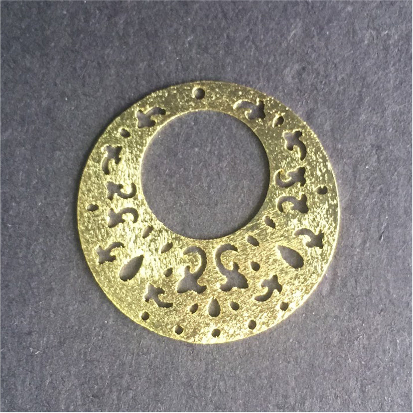 FO302 Figura Calada con 5 perforaciones inferiores 30 mm Figura Baño Oro Figuras Bañadas en Oro y Plata hecho de Bronce Bañado en Oro 18K