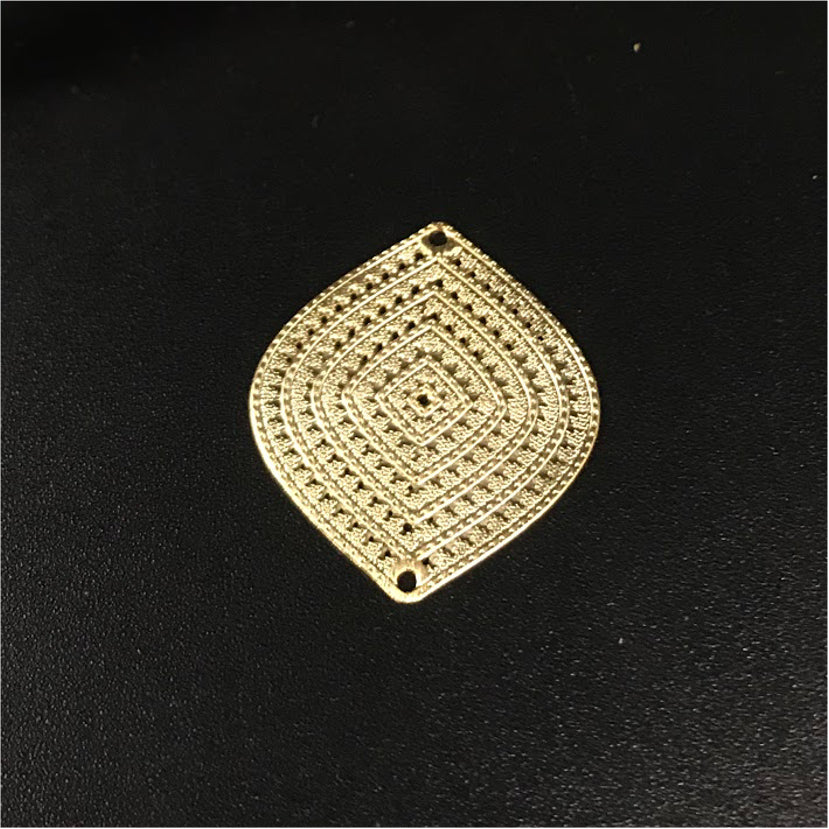 FO305 Figura Estampada Rombo 2 perforaciones 26 mm Figura Baño Oro Figuras Bañadas en Oro y Plata hecho de Bronce Bañado en Oro 18K