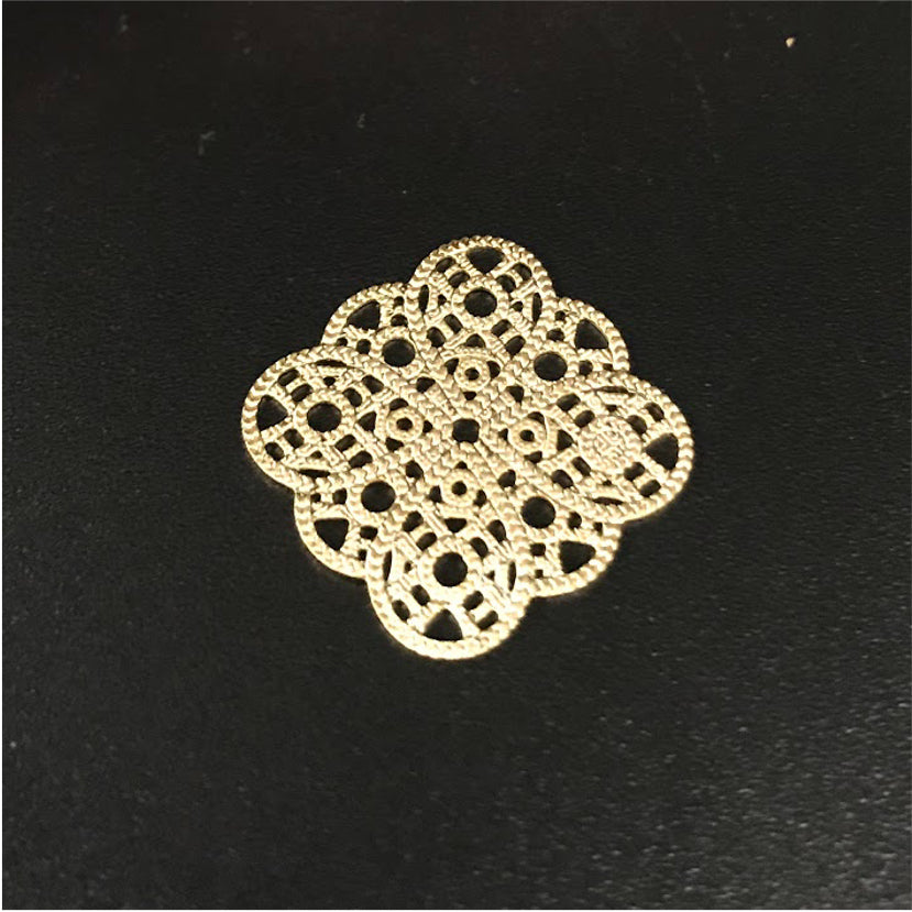 FO306 Figura Calada mándala tipo Rombo 22 mm Colgante o Conector Figura Baño Oro Figuras Bañadas en Oro y Plata hecho de Bronce Bañado en Oro 18K