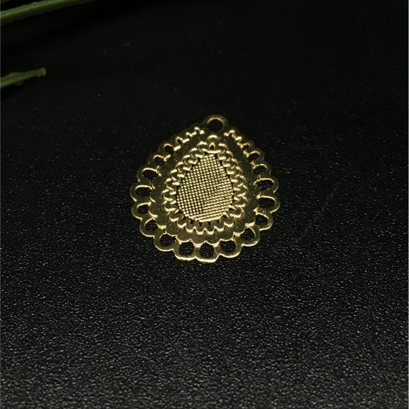 FO353 Figura Calada Gota Bordes Calados 15x18 mm Figura Baño Oro Figuras Bañadas en Oro y Plata hecho de Bronce Bañado en Oro 18K