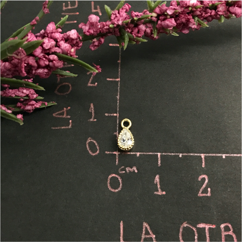 FO381 Punto Luz Gota 8 x 3 mm Figura Baño Oro Figuras Bañadas en Oro y Plata hecho de Bronce Bañado en Oro 18K