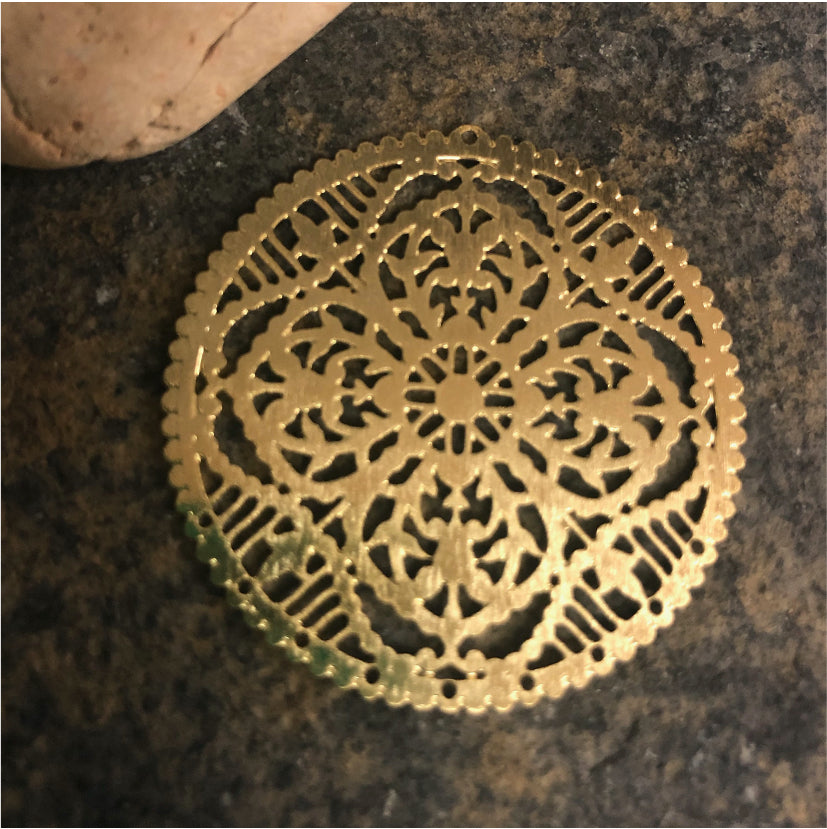 FO396 Figura Calada Flor V 42 mm Figura Baño Oro Figuras Bañadas en Oro y Plata hecho de Bronce Bañado en Oro 18K