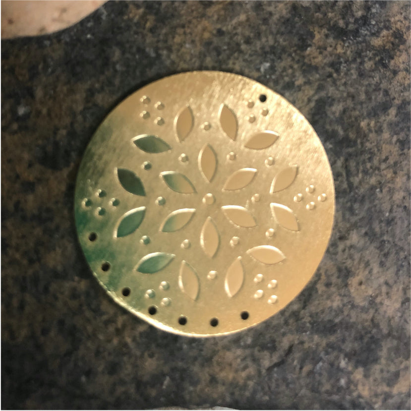 FO399 Figura Estampada Margarita Estampada 35 mm con 7 perforaciones Inferiores Figura Baño Oro Figuras Bañadas en Oro y Plata hecho de Bronce Bañado en Oro 18K