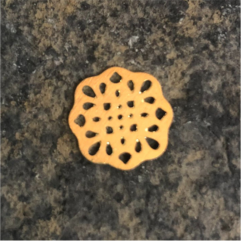 FO403 Figura Calada Flor 14 mm Colgante o Conector Figura Baño Oro Figuras Bañadas en Oro y Plata hecho de Bronce Bañado en Oro 18K