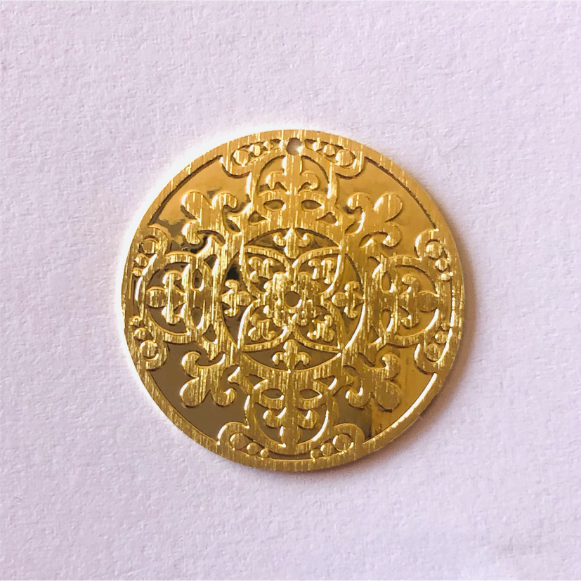 FO408 25 mm (1 perforación) Figura Baño Oro Figuras Bañadas en Oro y Plata hecho de Bronce Bañado en Oro 18K