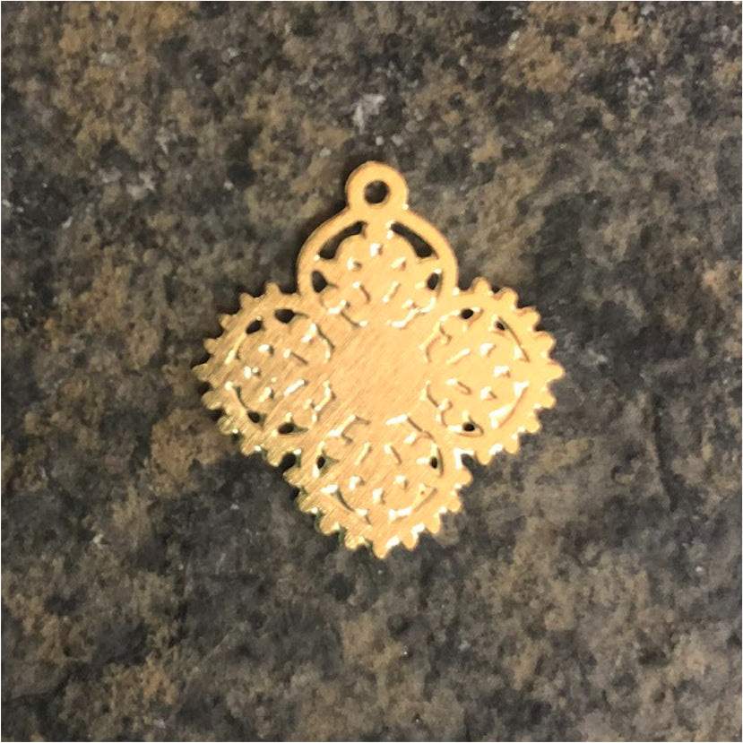 FO413 Figura Calada Tipo trébol 4 hojas bordes con puntitas con argollita 16 mm Figura Baño Oro Figuras Bañadas en Oro y Plata hecho de Bronce Bañado en Oro 18K