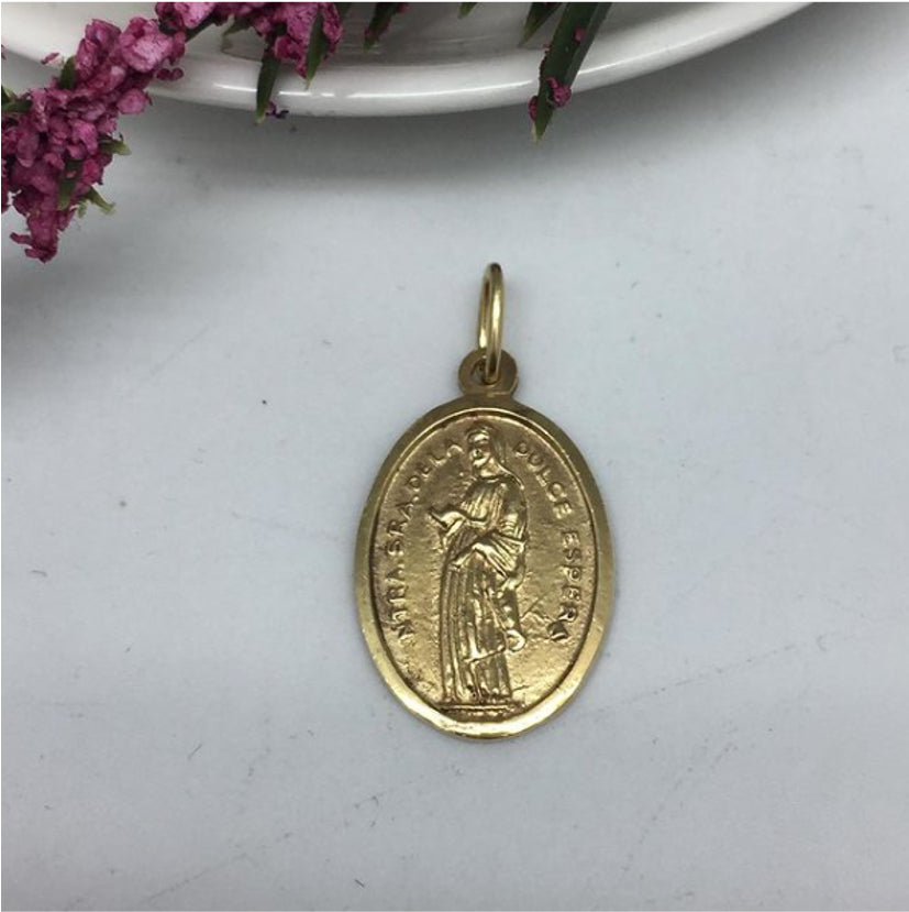 FO414 Colgante Virgen Dulce Espera con argollita Figura Baño Oro Figuras Bañadas en Oro y Plata hecho de Bronce Bañado en Oro 18K
